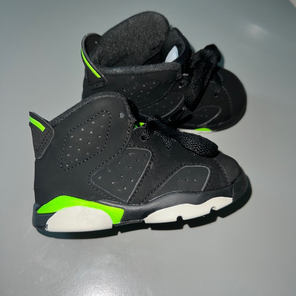 Toddler Boys Jordan 6s Size 5 lol